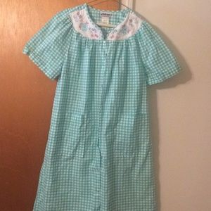 Old-fashioned housecoat/duster/coffee coat